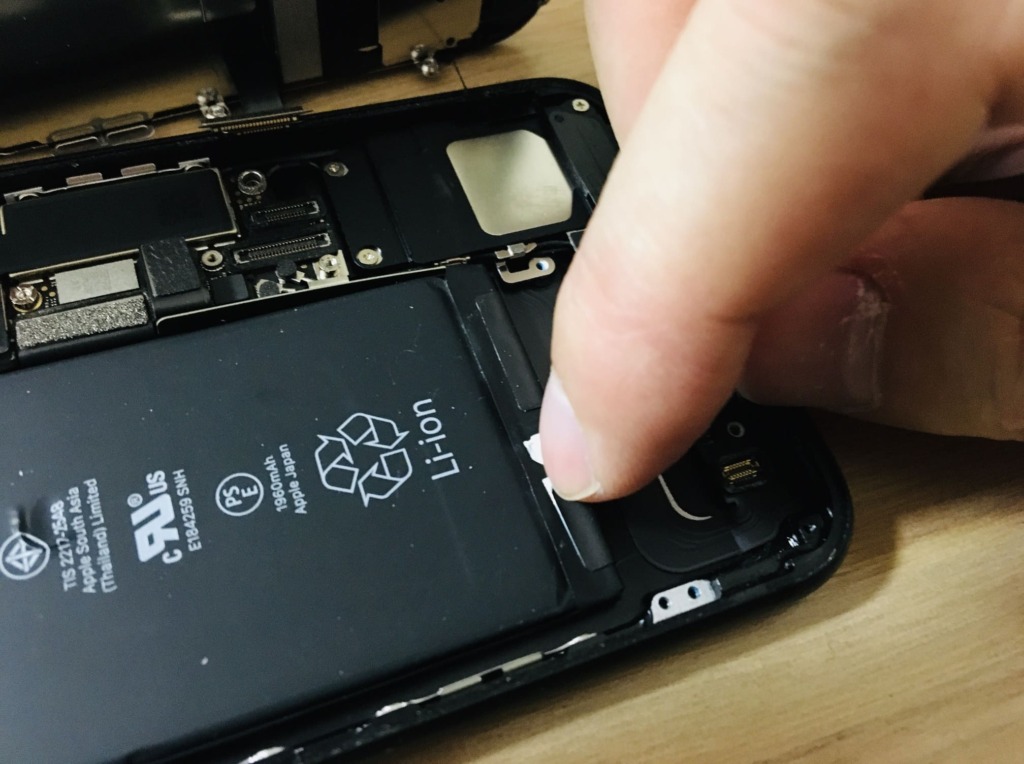 初心者は注意】iPhone7のバッテリーを自分で交換する手順｜DIGIFORCEバッテリーの評価