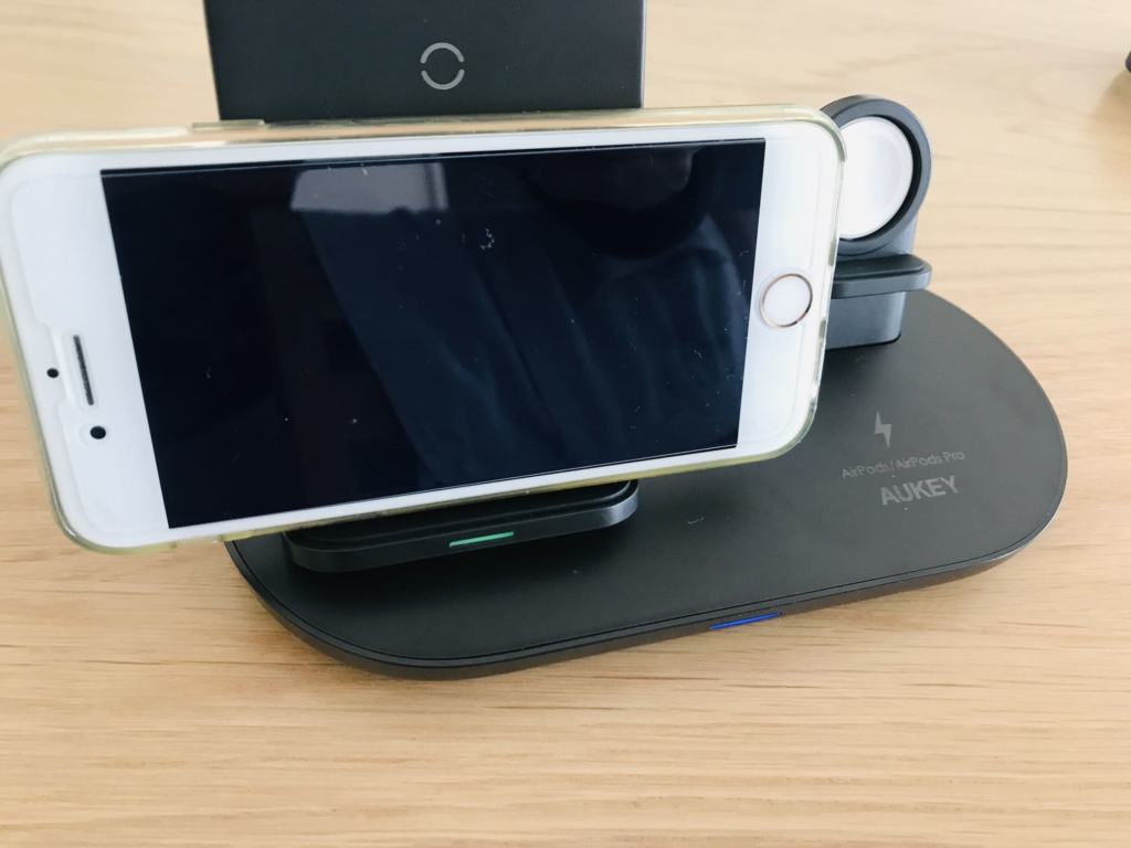 AUKEY 3-in-1 Wireless Station でiPhone8を充電（横置き）