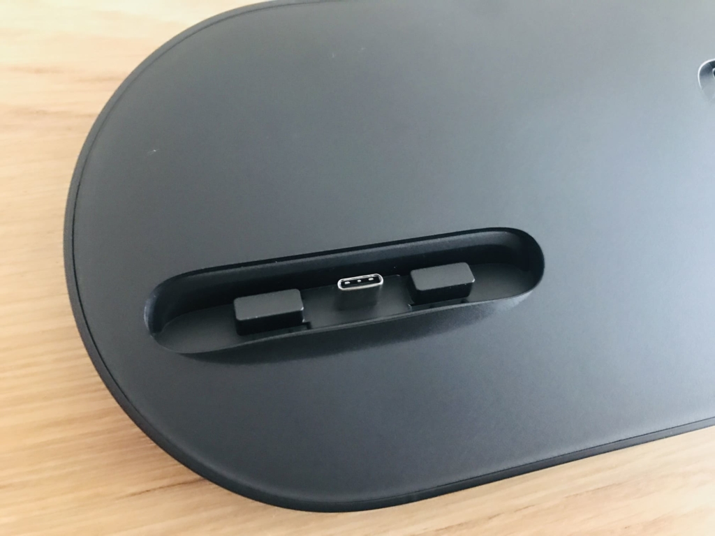 AUKEY 3-in-1 Wireless Stationのスマホ台端子